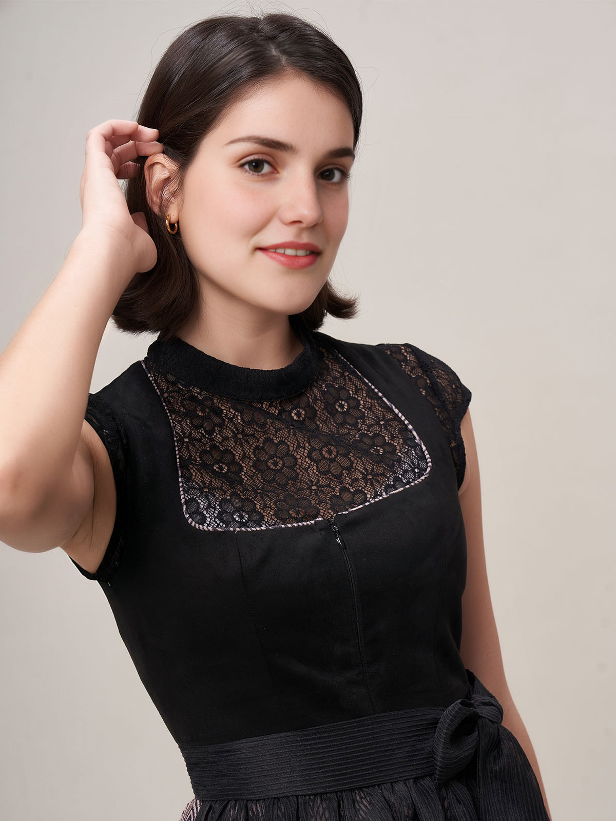 Dirndl mit eckigem Ausschnitt