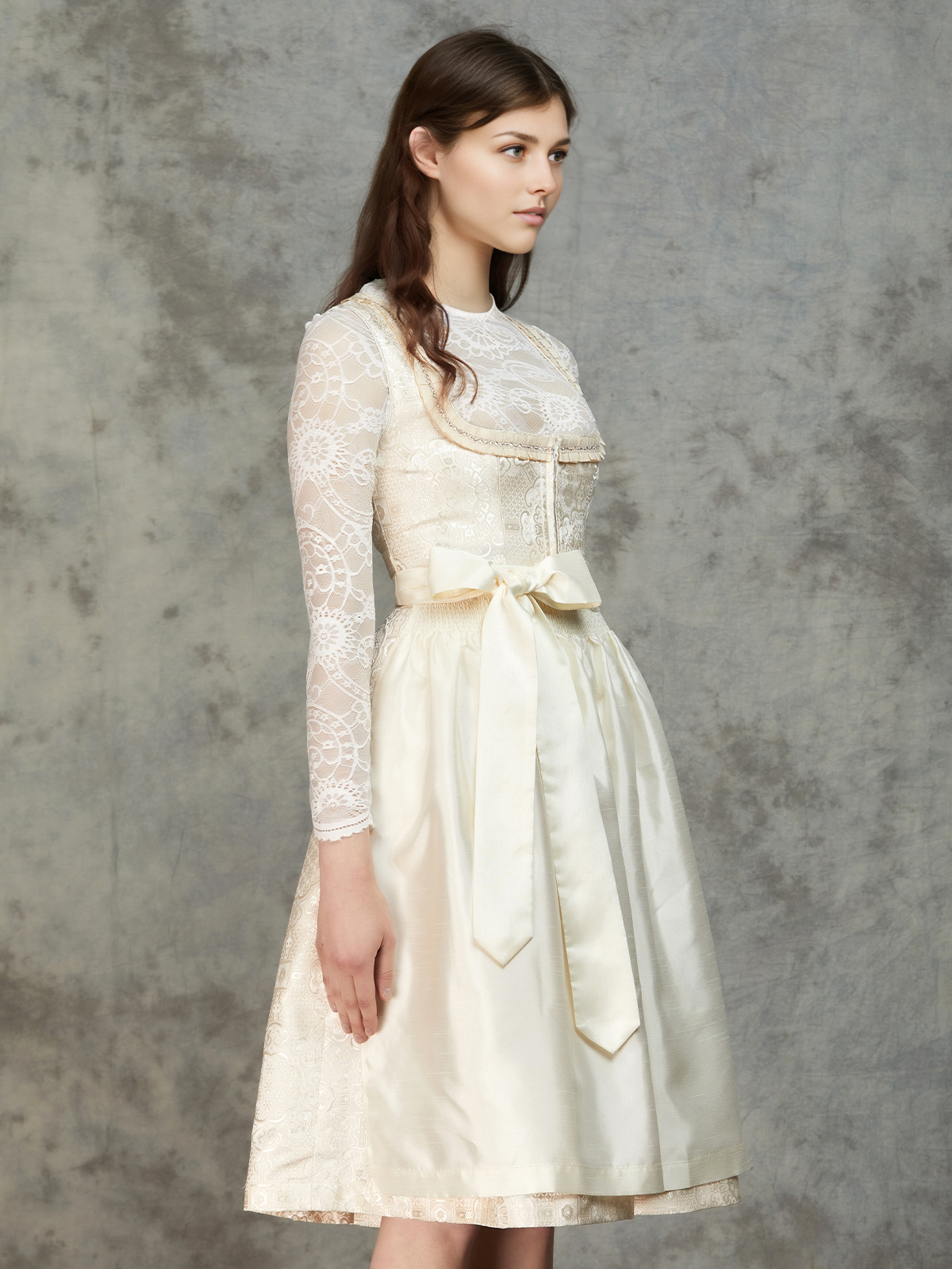 Traditionelles blaues Dirndl mit weißer Bluse