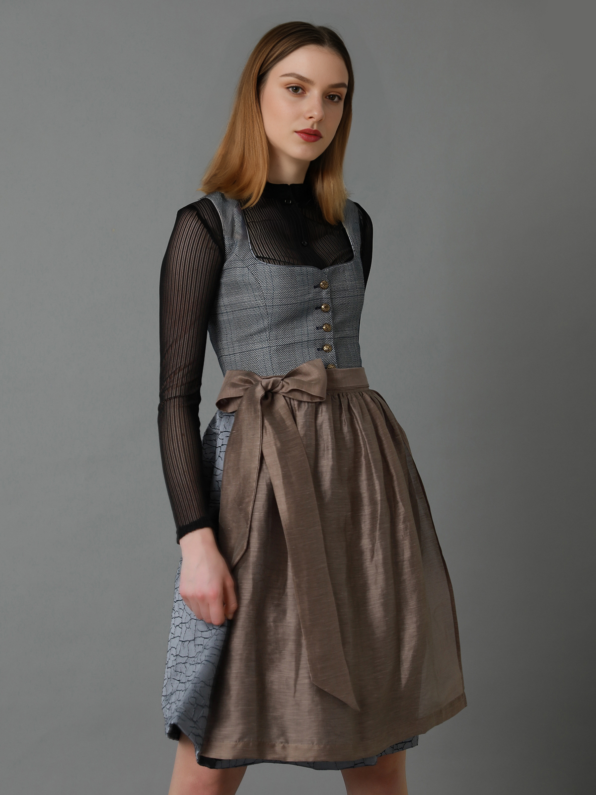 Elegantes graues Dirndl mit Langarmbluse