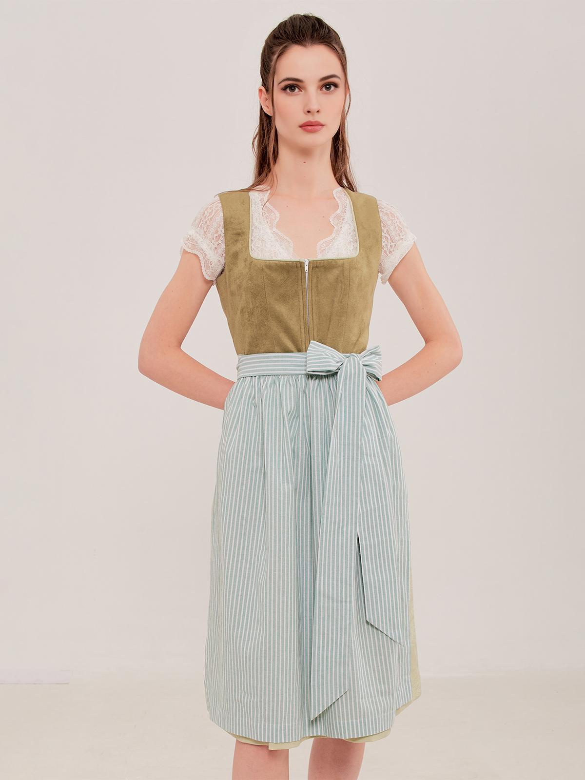Modernes Dirndl in hellgrau