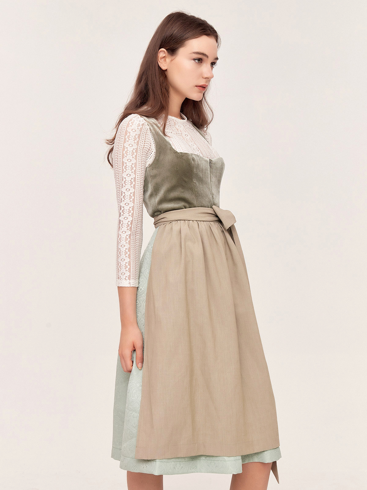 Ein elegantes cremefarbenes Dirndl mit traditionellen Details