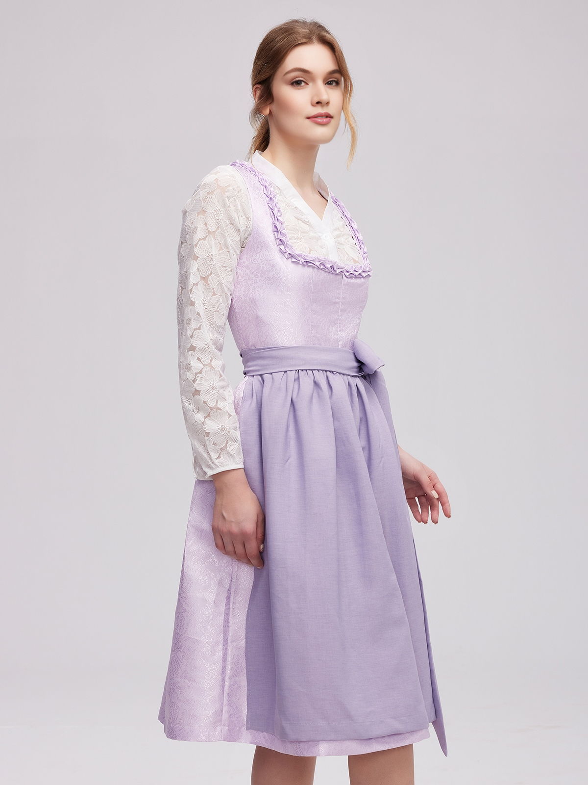 Modernes lila Mini Dirndl – perfekt für den urbanen Style