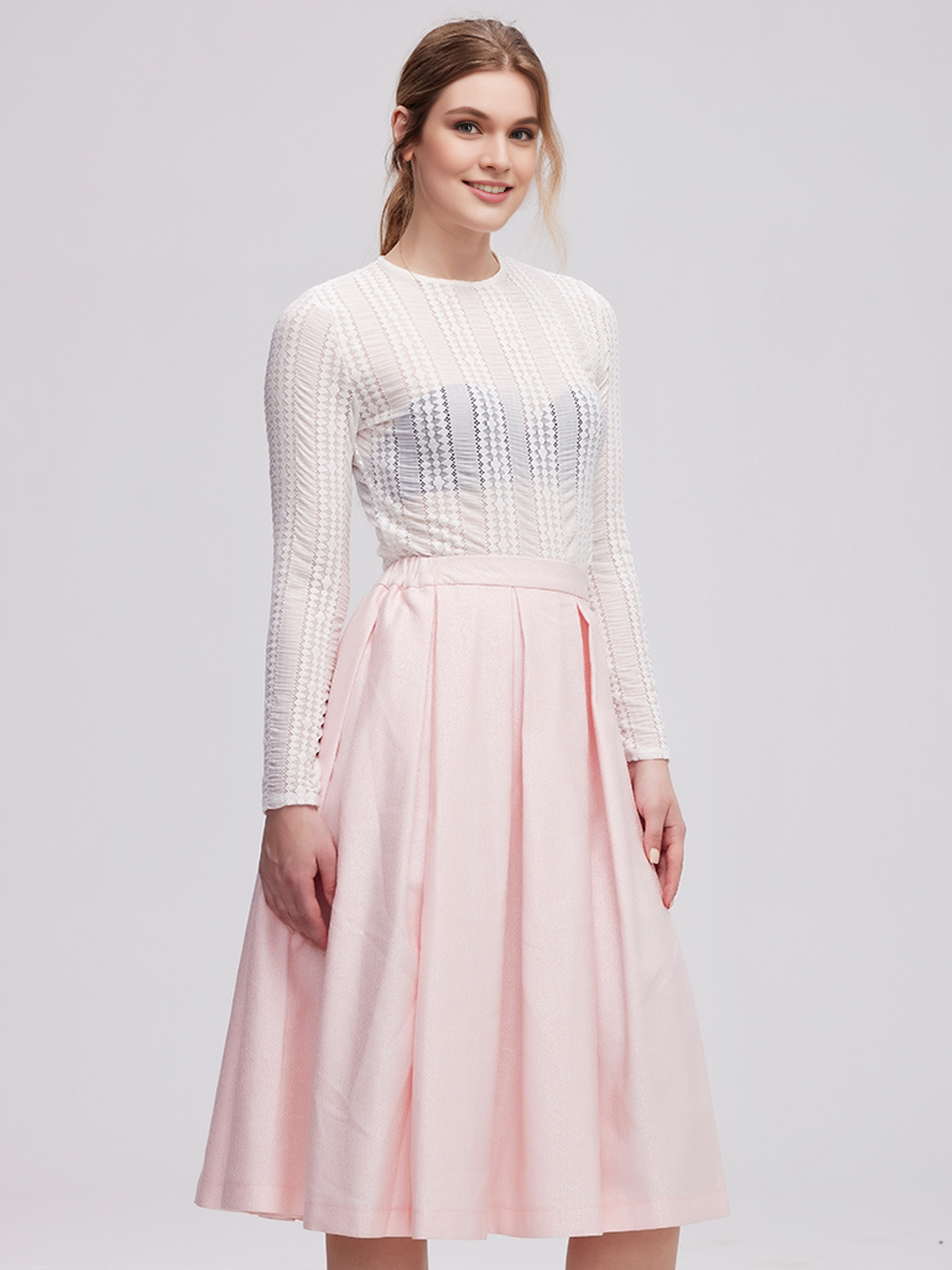 Modernes Dirndl in Rosa mit floralen Details