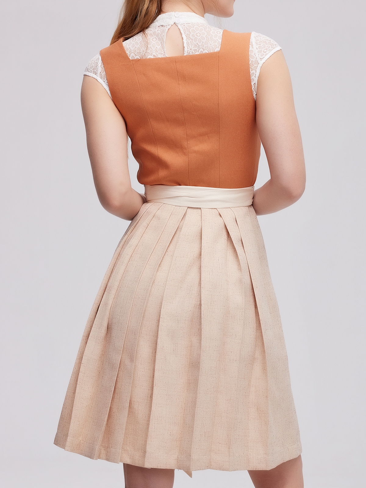 Dirndl in Orange – ein Blickfang für jeden Anlass