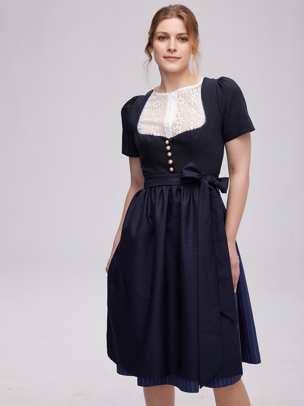 Elegantes blaues Dirndl mit floralen Details