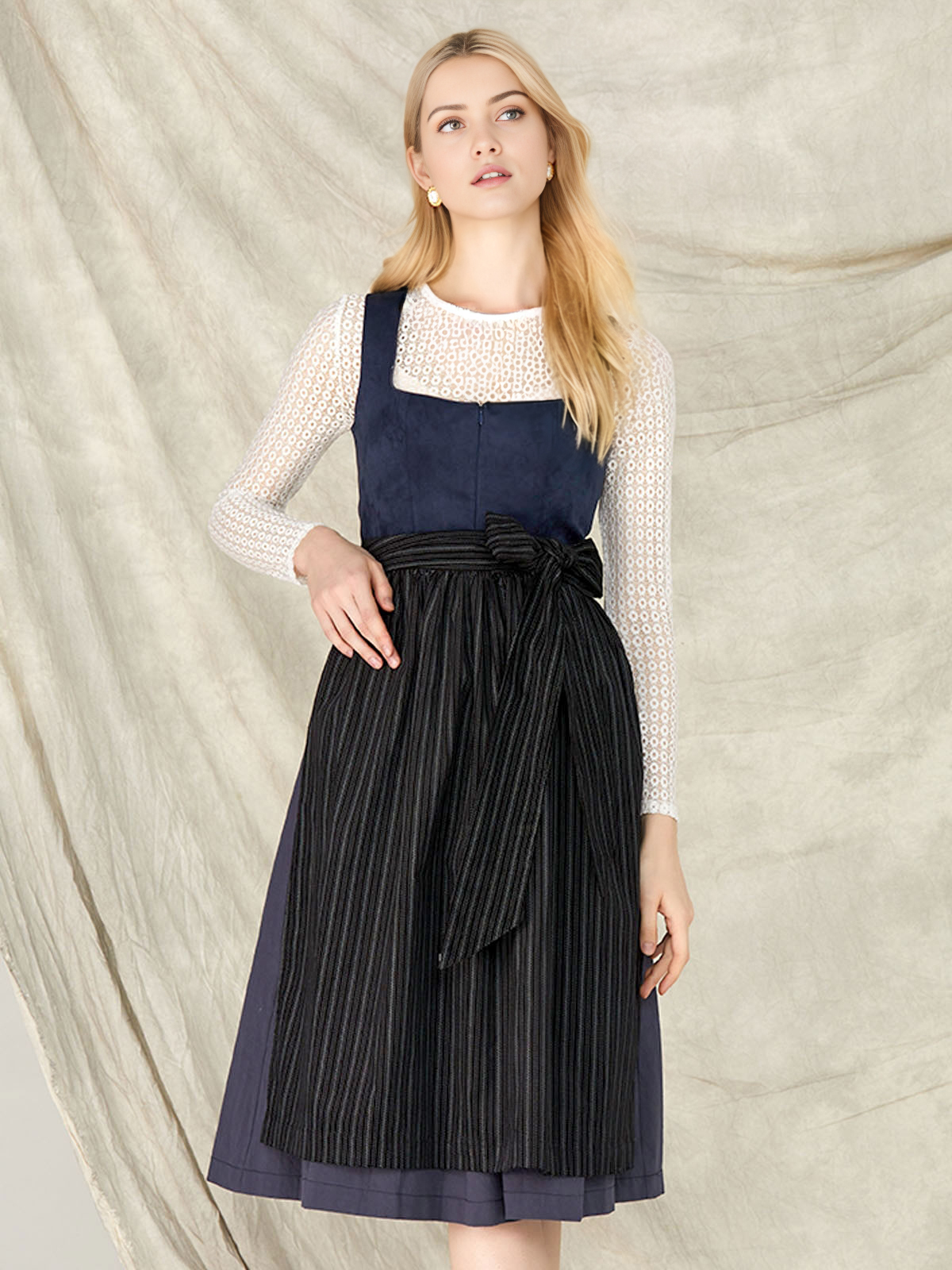 Dirndl in Blau mit floralen Details