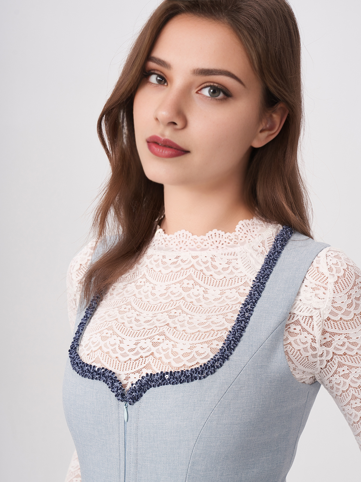 Modernes Dirndl in Blau – ein Beispiel für zeitgemäße Trachtenmode