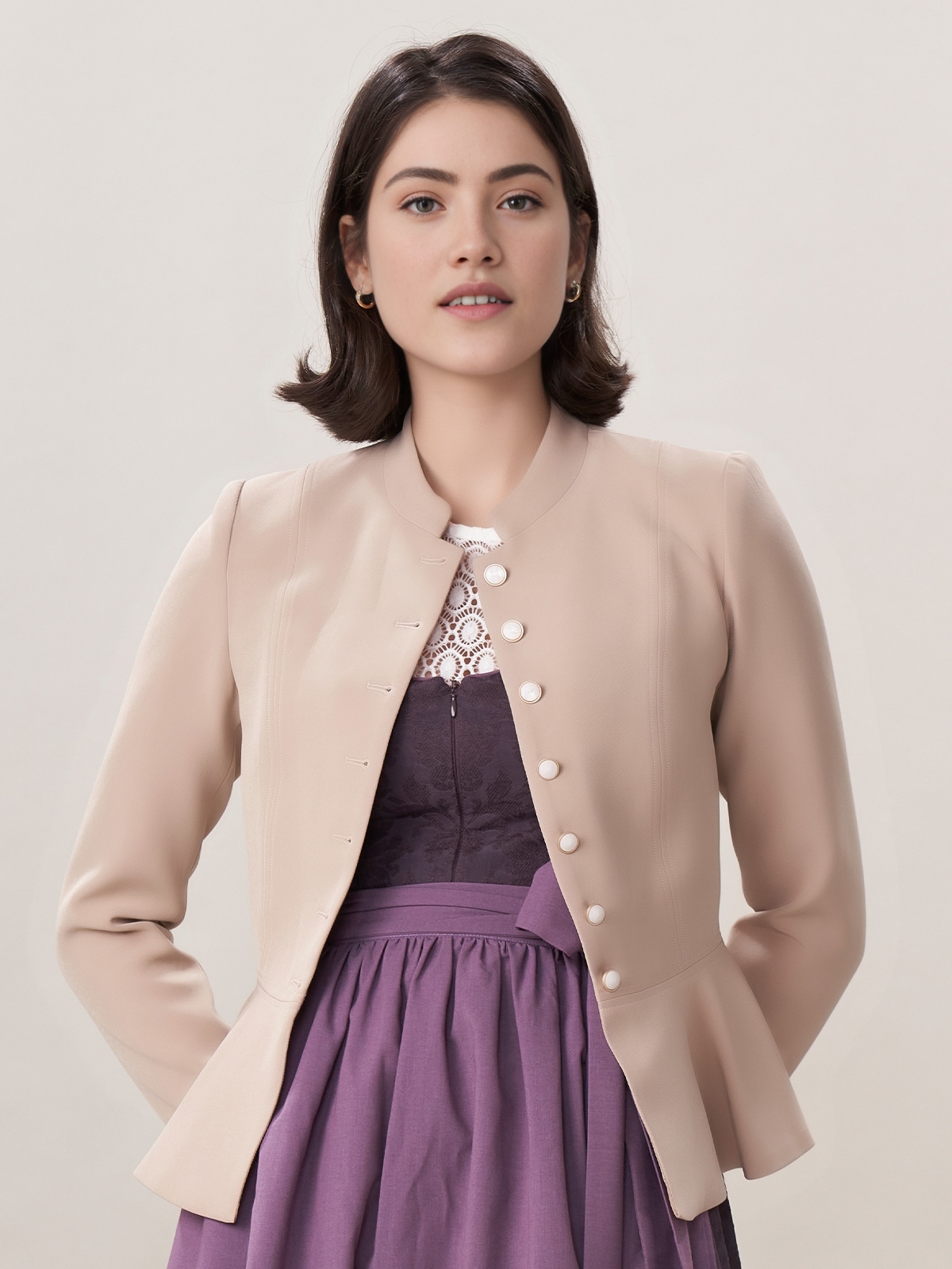 Moderne Dirndlbluse geschlossen