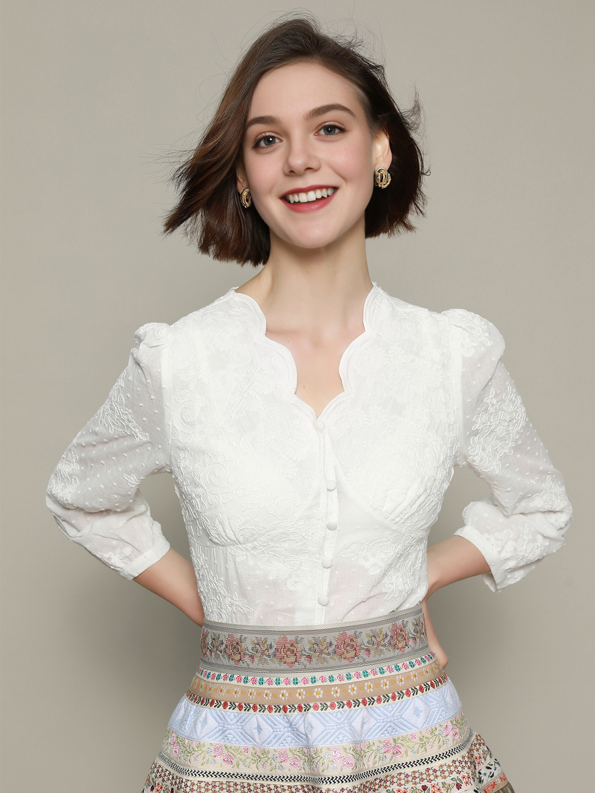 Weiße Bluse im Dirndl-Style