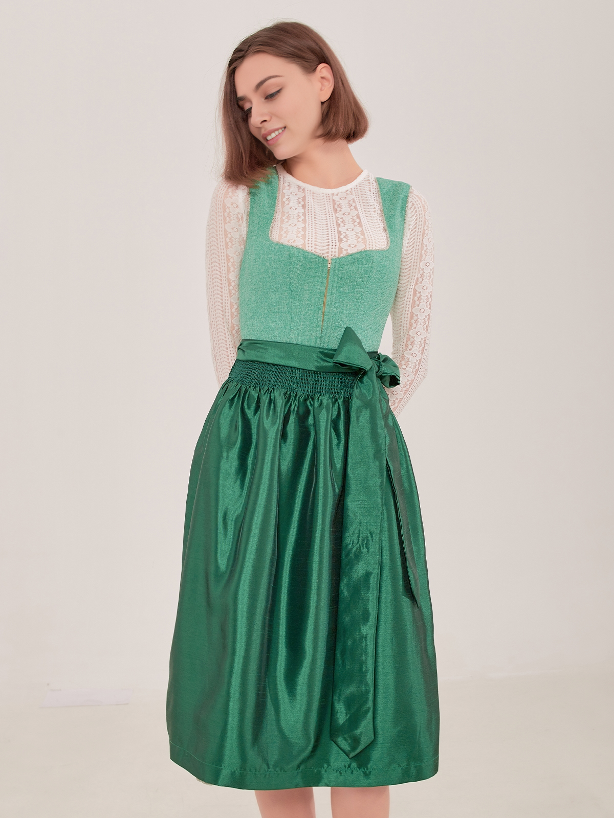 Khaki Dirndl in eleganter Kombination