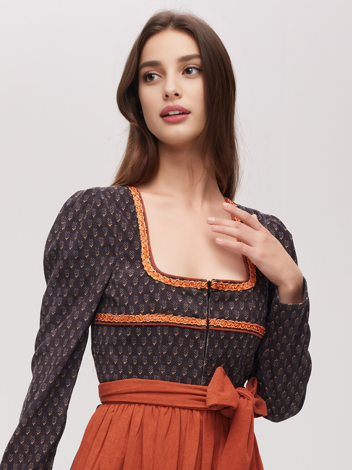 Grünes Samt-Dirndl mit klassischer Schürze und Schmuck