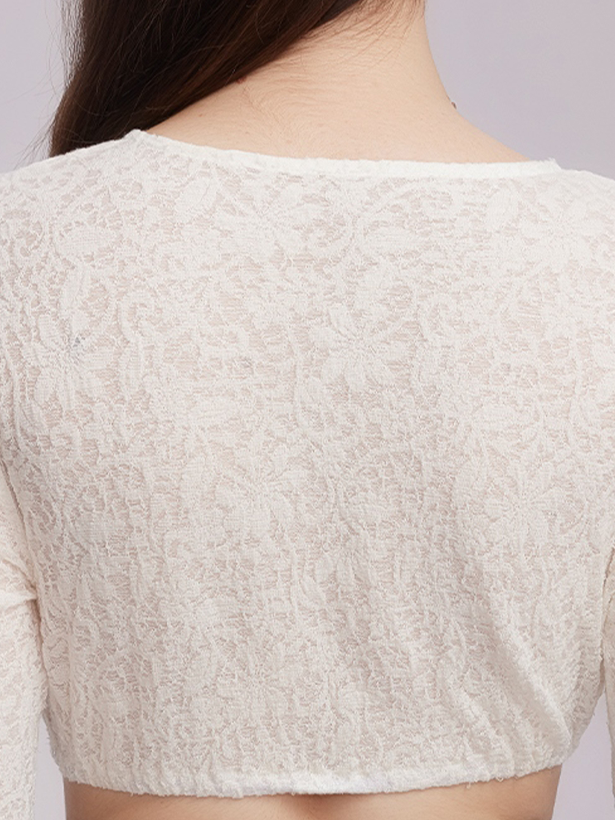 Modernes Dirndl in Weiß mit figurbetonter Silhouette