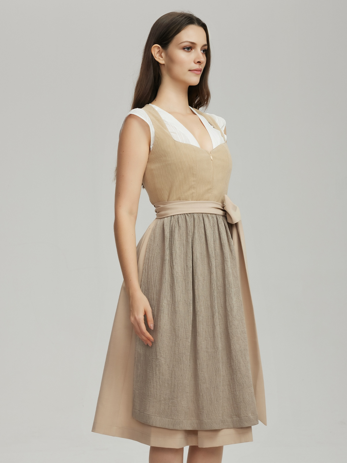 Beiges Dirndl mit schulterfreier Bluse